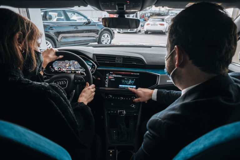 vehicule test avec client et conseiller